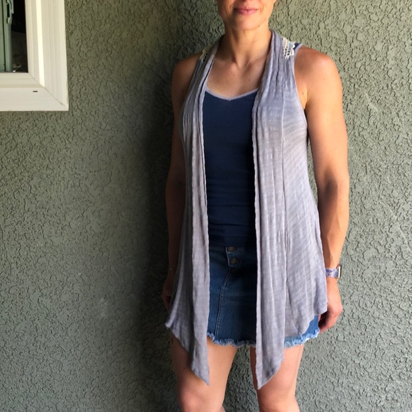 🍁3/$25🍁 Crochet Back sleeveless Cardigan/Vest - Picture 3 of 12